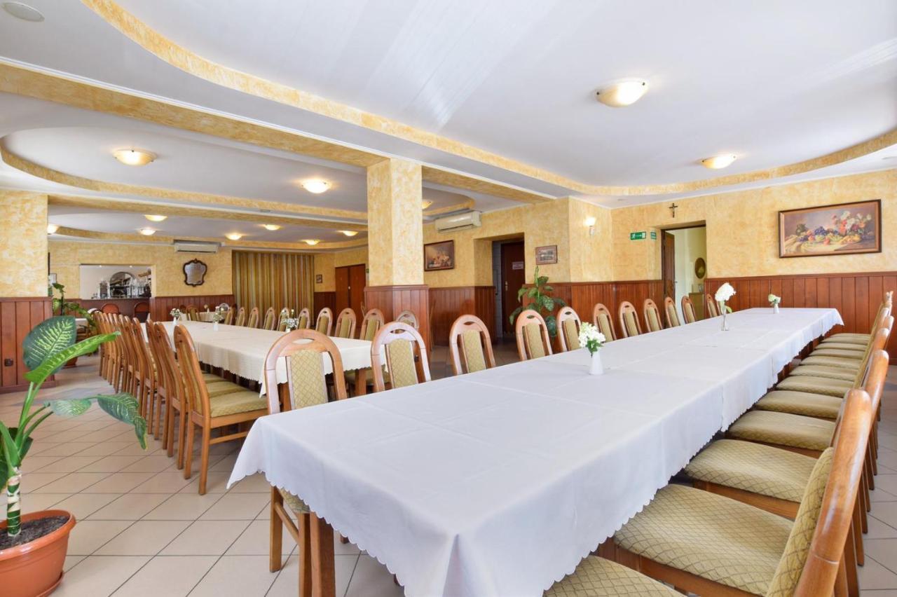 Hotel Stary Ratusz Kostomloty Exterior foto